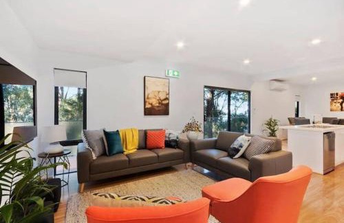Taroona Maison | Treetops-Large Home 9km to CBD Sleeps 10