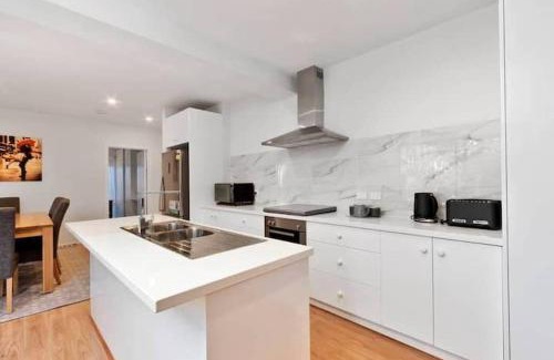 Taroona Maison | Treetops-Large Home 9km to CBD Sleeps 10