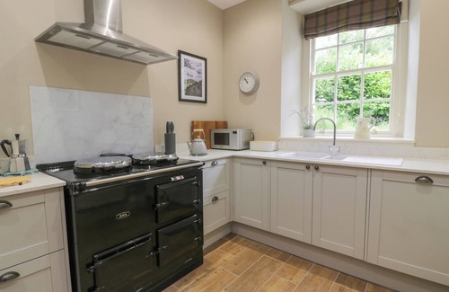 West Linton Maison | TREFOIL COTTAGE, family friendly, with hot tub in West Linton