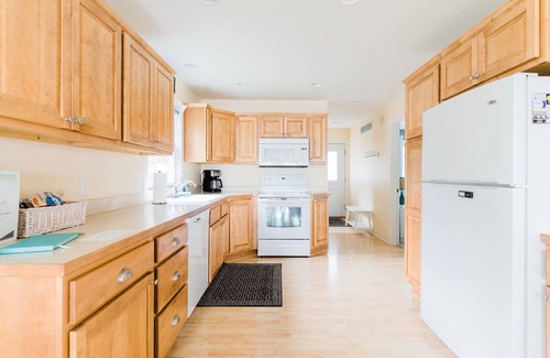 Allegan Maison | Treloar Lakeside Cottage