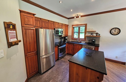 Mont-Tremblant Chalet De Ski | Tremblant Haven RENOVEE 2 bdr ski-in / ski-out sur la station