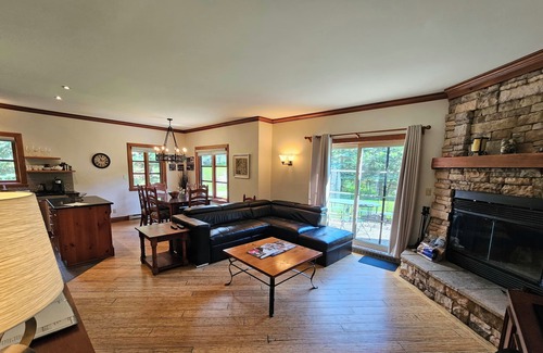 Mont-Tremblant Chalet De Ski | Tremblant Haven RENOVEE 2 bdr ski-in / ski-out sur la station