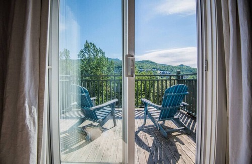 Tremblant-Les-Eaux Appartement | LES EAUX 227-3/ Condo 3 chambres, LES EAUX 227-3/Large 3 bdr with POOL and LAKE access
