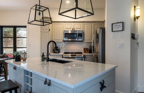 Mont-Tremblant Copropriété | Plateau 228-3 / Condo rénové avec accès PISCINE, Plateau 228-3 / newly renovated 2 bdr