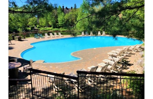 Mont-Tremblant Copropriété | Plateau 228-3 / Condo rénové avec accès PISCINE, Plateau 228-3 / newly renovated 2 bdr