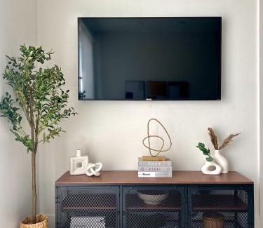 Wilshire Montana Appartement | Trendy 2BD 2BTH Apt steps from Downtown Santa Monica!