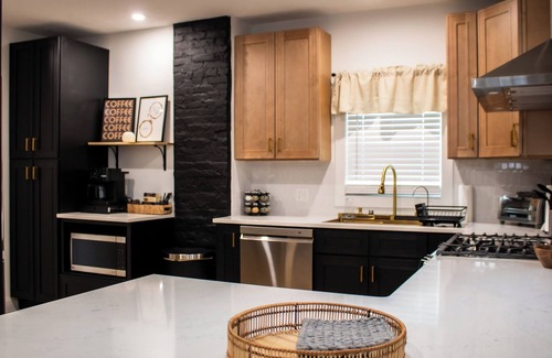 Detroit - Shoreway Maison | Trendy 3-bedroom home in Ohio City Cle with WiFi & walkable area & pet friendly!