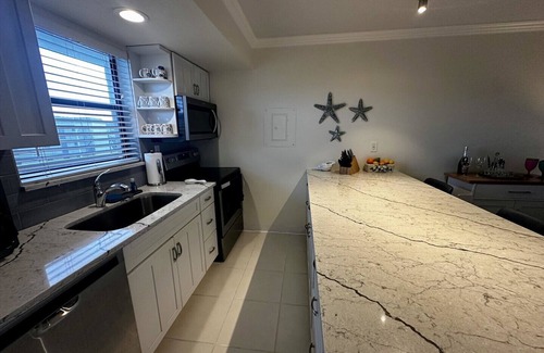 Marco Island Copropriété | Trendy and Guest Ready One Bedroom Condo in Prime Waterfront Resort Complex