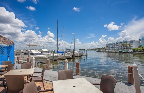 Marco Island Copropriété | Trendy and Guest Ready One Bedroom Condo in Prime Waterfront Resort Complex