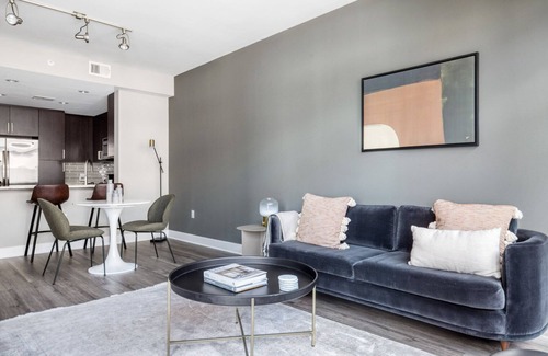 Woodmont Triangle Appartement | Trendy Bethesda 1BR w/ W/D, Gym & Roof, nr dining, by Blueground