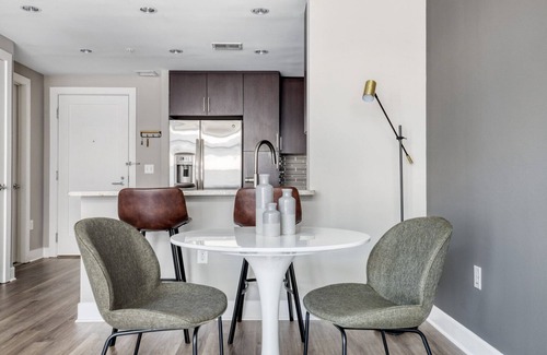 Woodmont Triangle Appartement | Trendy Bethesda 1BR w/ W/D, Gym & Roof, nr dining, by Blueground