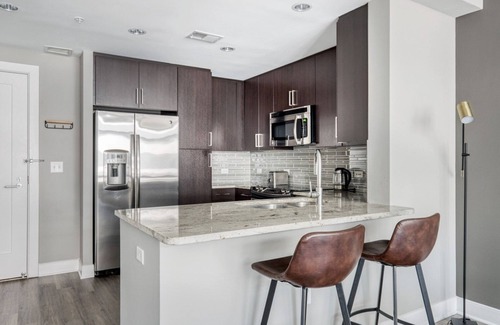 Woodmont Triangle Appartement | Trendy Bethesda 1BR w/ W/D, Gym & Roof, nr dining, by Blueground