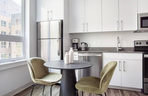 St. Elizabeth's Appartement | Trendy Brighton Studio w/ W/D, Gym, near T, Shops + Dining, by Blueground