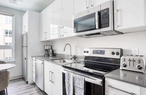 St. Elizabeth's Appartement | Trendy Brighton Studio w/ W/D, Gym, near T, Shops + Dining, by Blueground