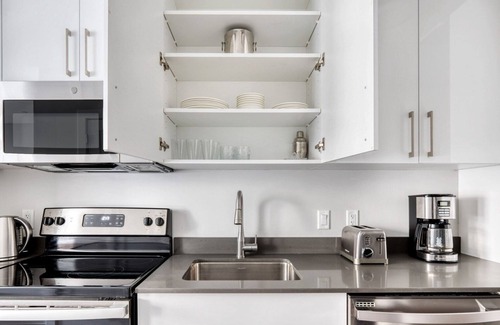 St. Elizabeth's Appartement | Trendy Brighton Studio w/ W/D, Gym, near T, Shops + Dining, by Blueground