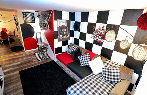 Nashua Appartement | Trendy Downtown Nashua Getaway: Checkers-Themed 1 Bed/1 Bath!