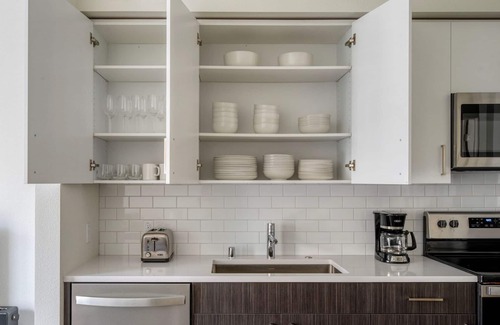 Hayward Appartement | Trendy Hayward 2BR w/ Heated Pool & On-Site Dining, by Blueground