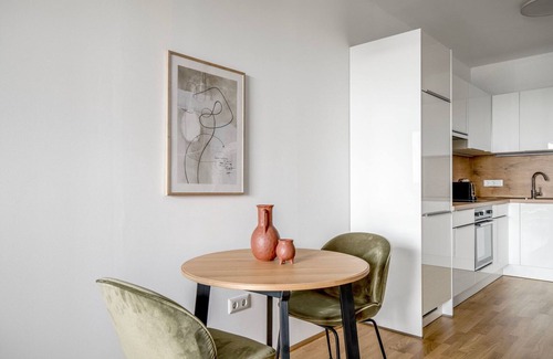 Erdberg Appartement | Trendy Landstraße 1BR w/ Gym & Pool, nr Restaurants, by Blueground