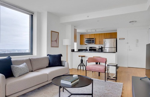 Hunters Point Appartement | Trendy LIC 2BR w/ W/D, Elevator & Doorman, near East River, by Blueground