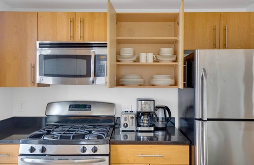 Hunters Point Appartement | Trendy LIC 2BR w/ W/D, Elevator & Doorman, near East River, by Blueground