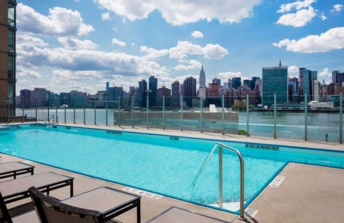 Hunters Point Appartement | Trendy LIC 2BR w/ W/D, Elevator & Doorman, near East River, by Blueground