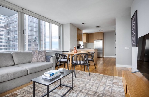 Hell's Kitchen Appartement | Trendy Midtown West 2BR w/ Gym & W/D, nr Museum & Park, by Blueground