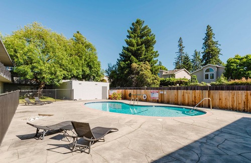 Old Mountain View Appartement | Trendy Mountain View 1BR w/ Pool, nr Caltrain & Nightlife, by Blueground