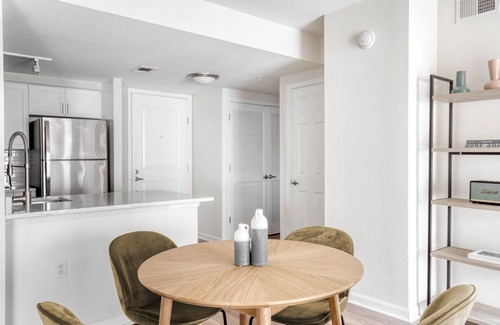 North Bethesda Appartement | Trendy North Bethesda 2BR w/ W/D, Pool & Gym, nr Metro, by Blueground