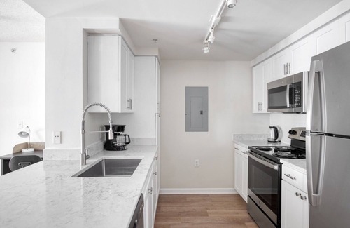 North Bethesda Appartement | Trendy North Bethesda 2BR w/ W/D, Pool & Gym, nr Metro, by Blueground