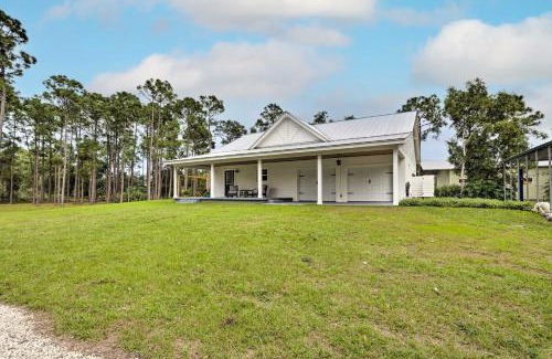 Palm City Maison | Trendy Palm City Cottage with Porch on 5 Acres!
