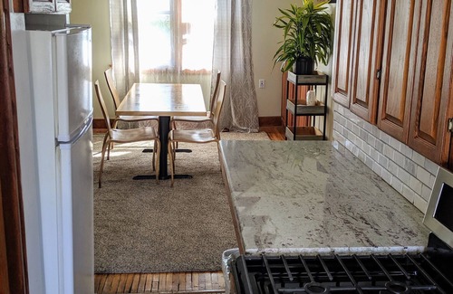 Whittier Appartement | Trendy Uptown, à quelques pas de nombreuses options culinaires et de divertissement.
