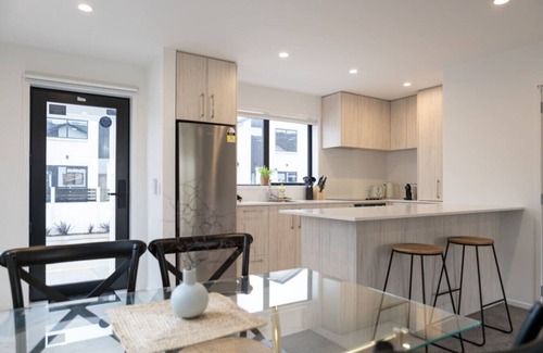 Trentham Maison | Trentham Jewel: Stylish 2-BR Retreat