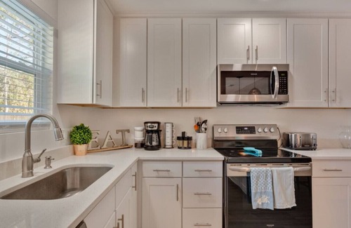 Isle of Palms Maison | Tres Palmas!Renovated Pool Home Near Mayo & Beach!