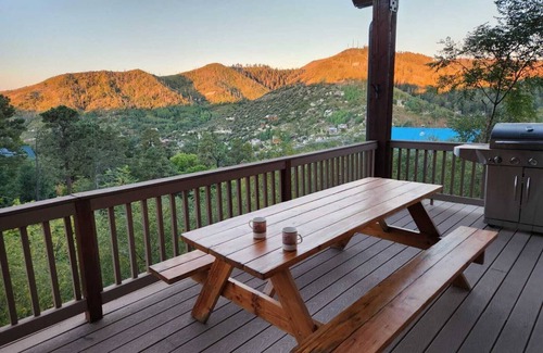Summerhaven Cabine | Tri-level Cabin Retreat-Privacy & Views!