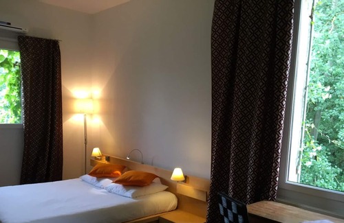 Genissac Maison | Chambre Triple vue sur la rivière à L'arbre Rouge