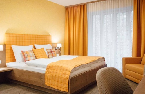 Engelhartszell Lit Et Petit-Déjeuner | Triple room, shower, WC, with mountain view - Gasthof-Pension Luger - on the Danube Cycle Path, Donausteig