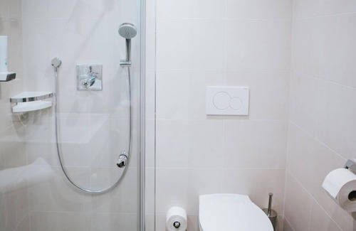 Engelhartszell Lit Et Petit-Déjeuner | Triple room, shower, WC, with mountain view - Gasthof-Pension Luger - on the Danube Cycle Path, Donausteig