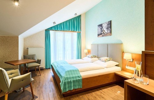 Engelhartszell Lit Et Petit-Déjeuner | Triple room, shower, WC, with mountain view - Gasthof-Pension Luger - on the Danube Cycle Path, Donausteig