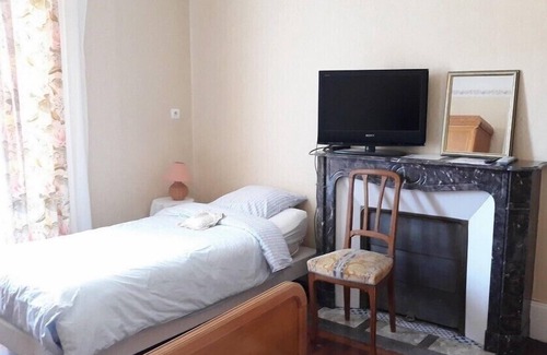 Remoncourt Maison | Chambre triple avec baignoire d'angle vue sur rue
