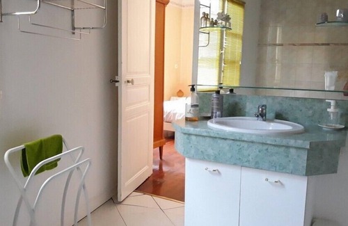 Remoncourt Maison | Chambre triple avec baignoire d'angle vue sur rue
