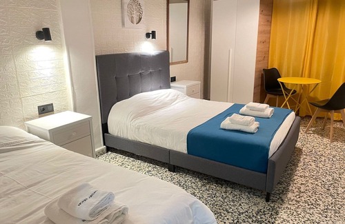 Arganda del Rey Hôtel | Triple Superior - Balcón Calle el Pilar - Mini Cocina-bańo Privado