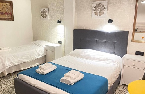 Arganda del Rey Hôtel | Triple Superior - Balcón Calle el Pilar - Mini Cocina-bańo Privado
