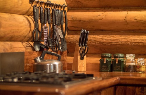 Glenhope Cottage | Triple Tui - Cabane en rondins, autonome, côté rivière