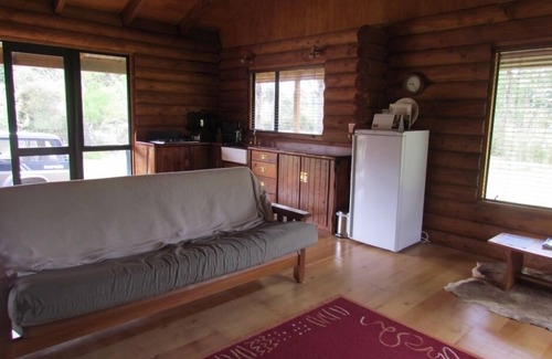 Glenhope Cottage | Triple Tui - Cabane en rondins, autonome, côté rivière