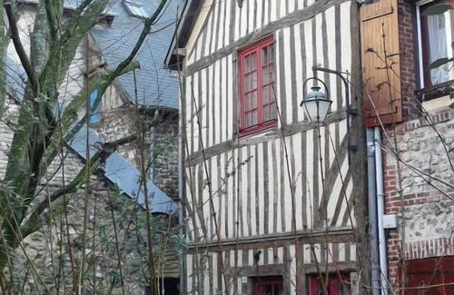 Enclos Maison | Triplex in character house 2 steps from the Vieux Bassin and salt granaries