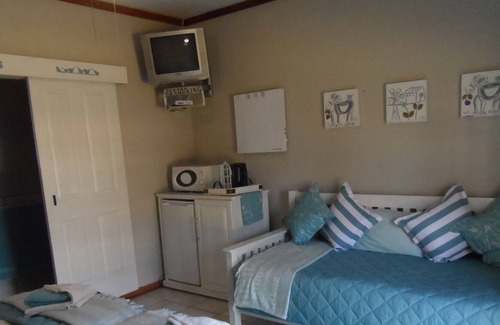 Bloemfontein Lit Et Petit-Déjeuner | Tripple Room (3 Singles/King & Single) Cherry Lane Self Catering and B&B