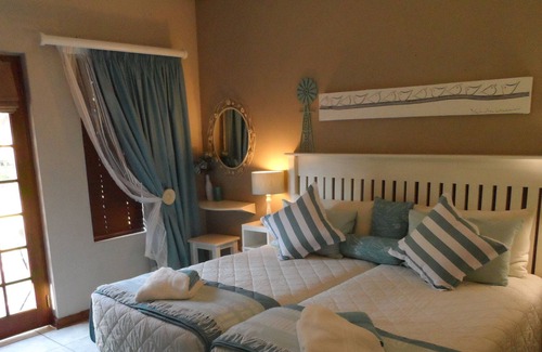 Bloemfontein Lit Et Petit-Déjeuner | Tripple Room (3 Singles/King & Single) Cherry Lane Self Catering and B&B
