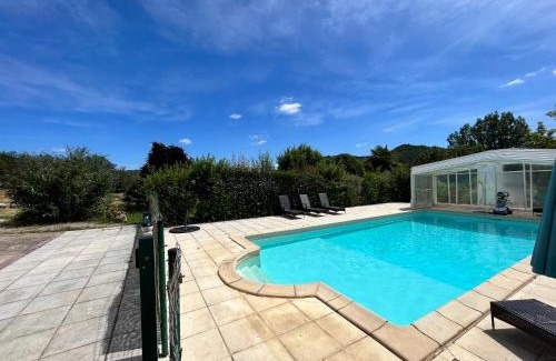 Saint-Gery Maison | Trois gîtes ensemble dans le même immeuble devant la piscine avec terrasses offrant une vue magnifique, dont une couverte au niveau de la piscine et vue sur la vallée à l'étage