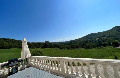 Saint-Gery Maison | Trois gîtes ensemble dans le même immeuble devant la piscine avec terrasses offrant une vue magnifique, dont une couverte au niveau de la piscine et vue sur la vallée à l'étage