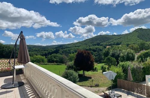 Saint-Gery Maison | Trois gîtes ensemble dans le même immeuble devant la piscine avec terrasses offrant une vue magnifique, dont une couverte au niveau de la piscine et vue sur la vallée à l'étage